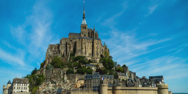 Understanding Monolithic Architectures: Benefits, Scaling, and Pain Points